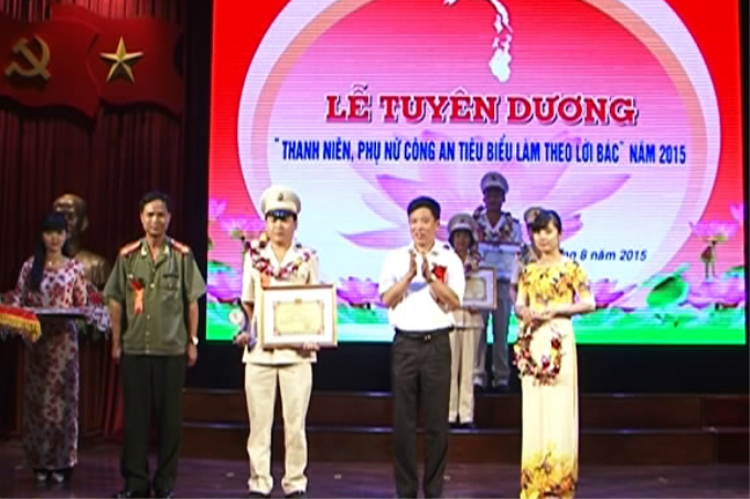 Đại tá Nguyễn Xuân Kiêm, Phó Bí thư Đảng ủy, Phó Giám đốc Công an Tỉnh và Đồng chí Phạm Ngọc  Hân,  Phó trưởng ban Tuyên giáo Tỉnh ủy trao giấy khen và tặng hoa cho các cá nhân tiêu biểu  làm theo lời Bác năm 2015.